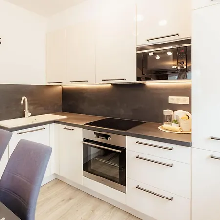 Trnavska With Garage And Balcony Apartamento Bratislava