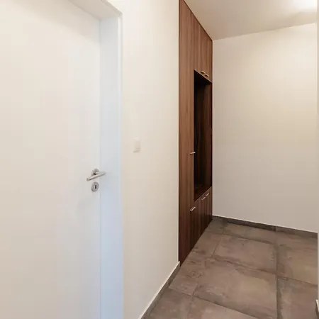 Trnavska With Garage And Balcony Apartamento